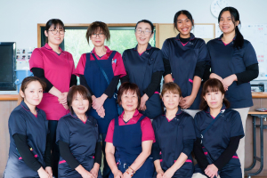 サービスの様子・社員さんの集合写真